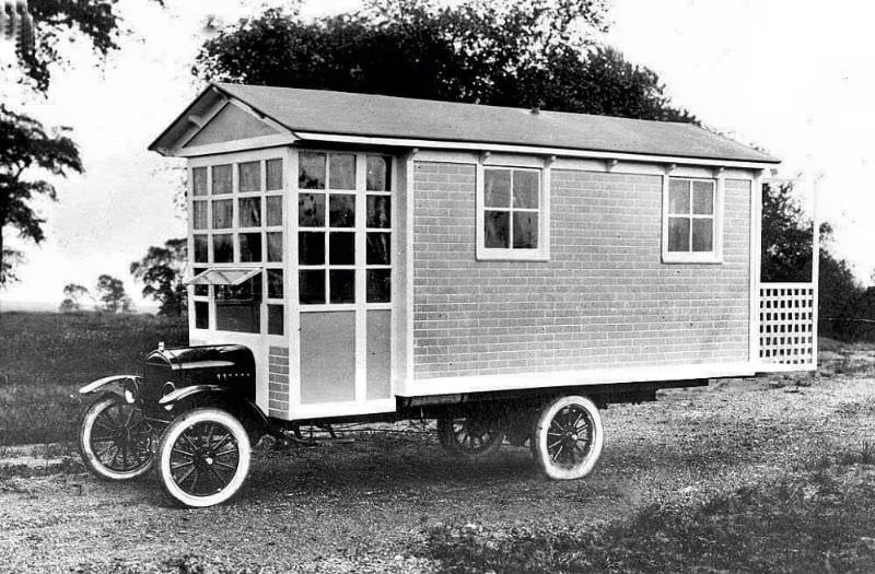 A Century of Mobile Living Explored Through Photos from the 1900s to the 1990s