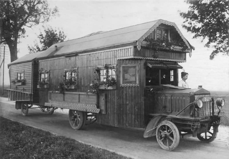 A Century of Mobile Living Explored Through Photos from the 1900s to the 1990s