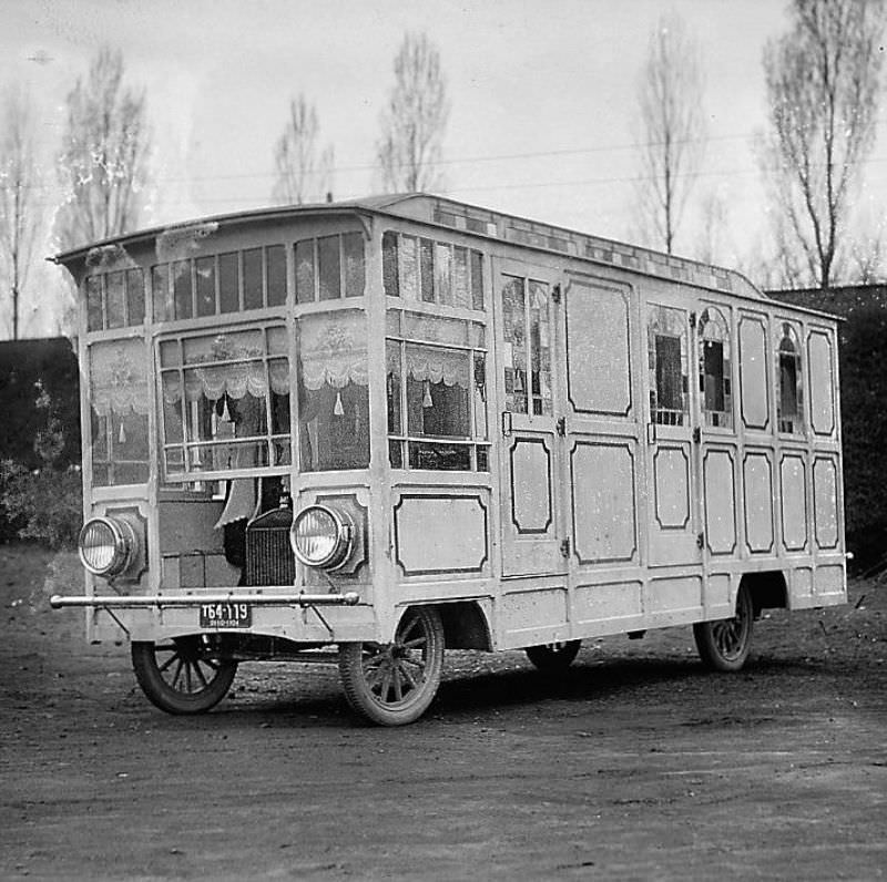 A Century of Mobile Living Explored Through Photos from the 1900s to the 1990s