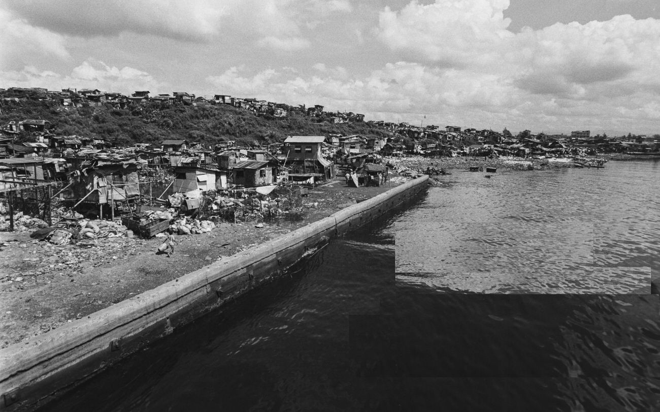 Homes in the 'Smoky Mountain' garbage dump in Tondo, Manila, November 1987.