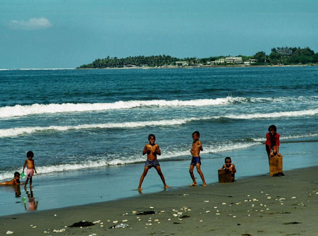 The energetic streets of San Fernando, Philippines, captured in December 1980.