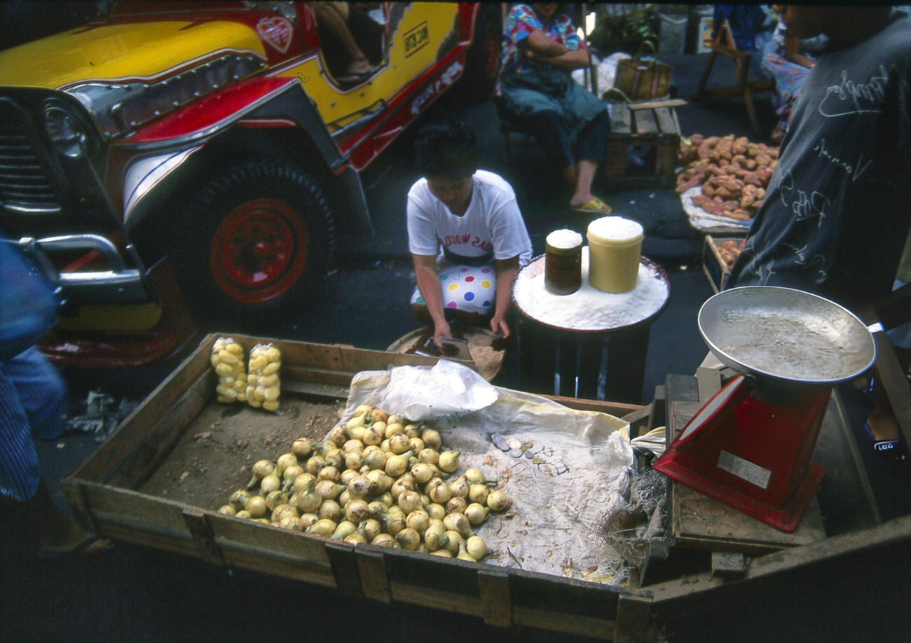 Marketplace bustling with activity in Manila, Philippines, August 2, 1988.