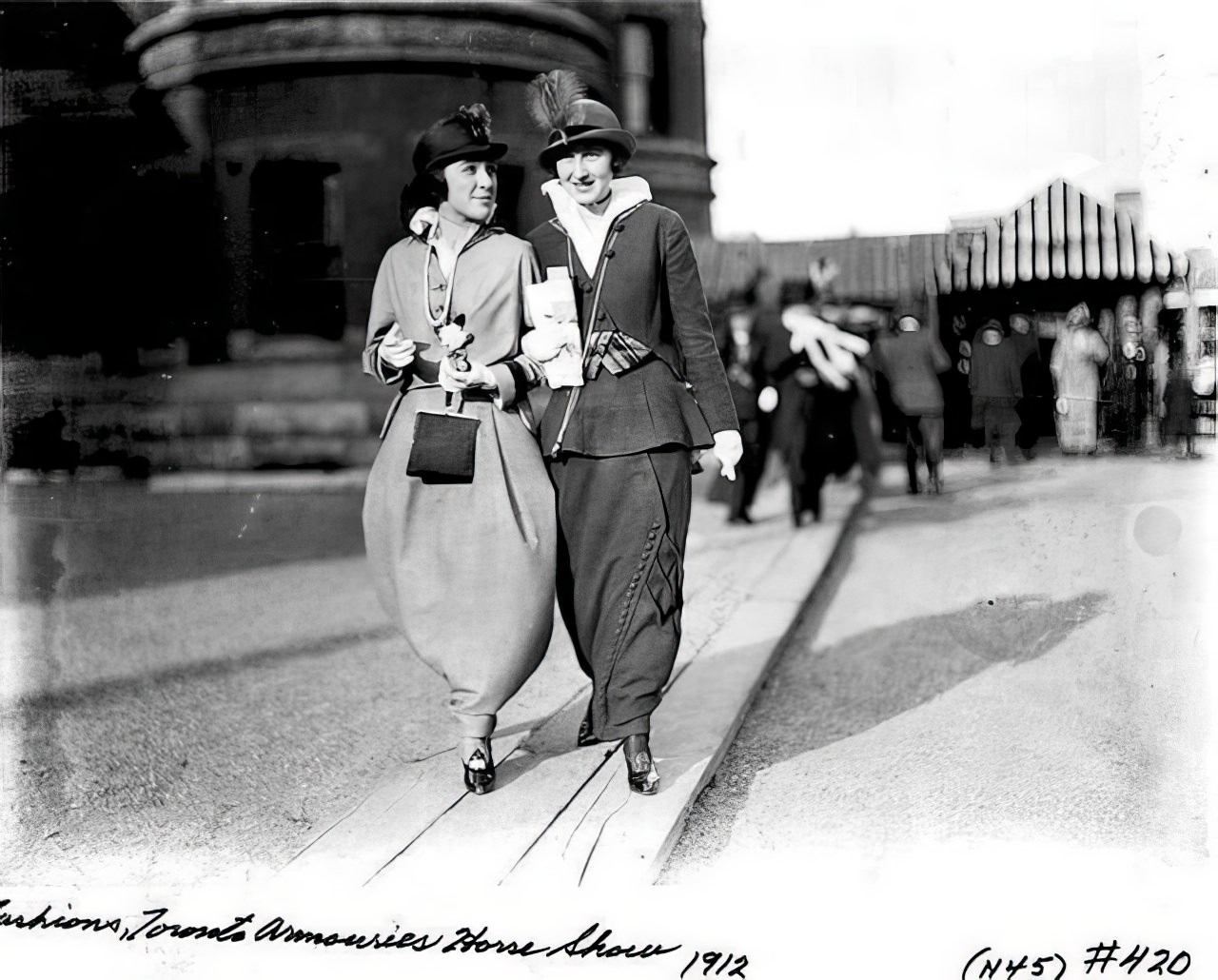 A Fashion Misstep in History: The Impractical Hobble Skirt from the 1900s That Faded as Quickly as It Appeared