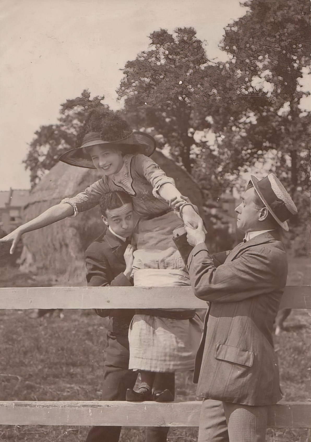 A Fashion Misstep in History: The Impractical Hobble Skirt from the 1900s That Faded as Quickly as It Appeared