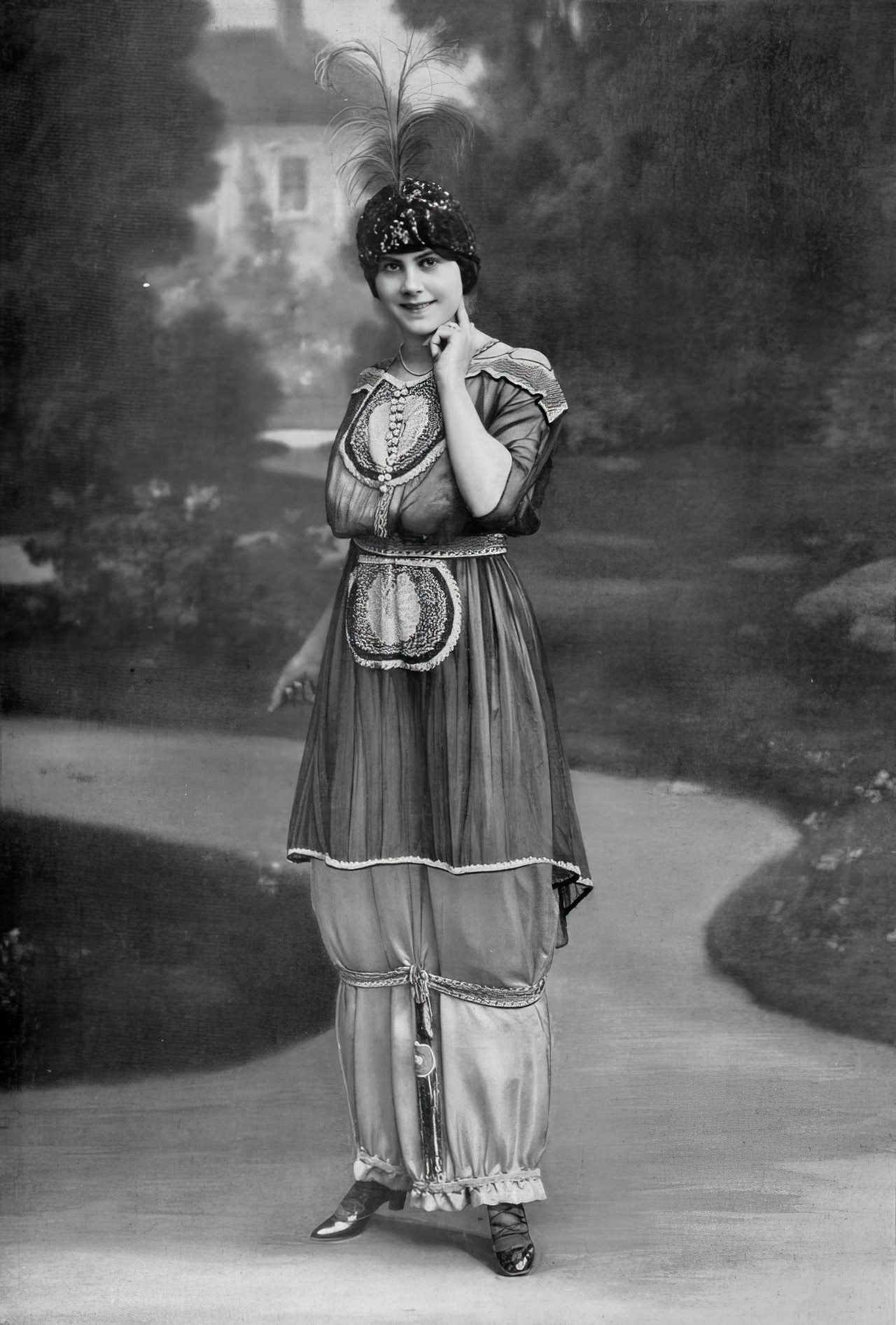 A Fashion Misstep in History: The Impractical Hobble Skirt from the 1900s That Faded as Quickly as It Appeared