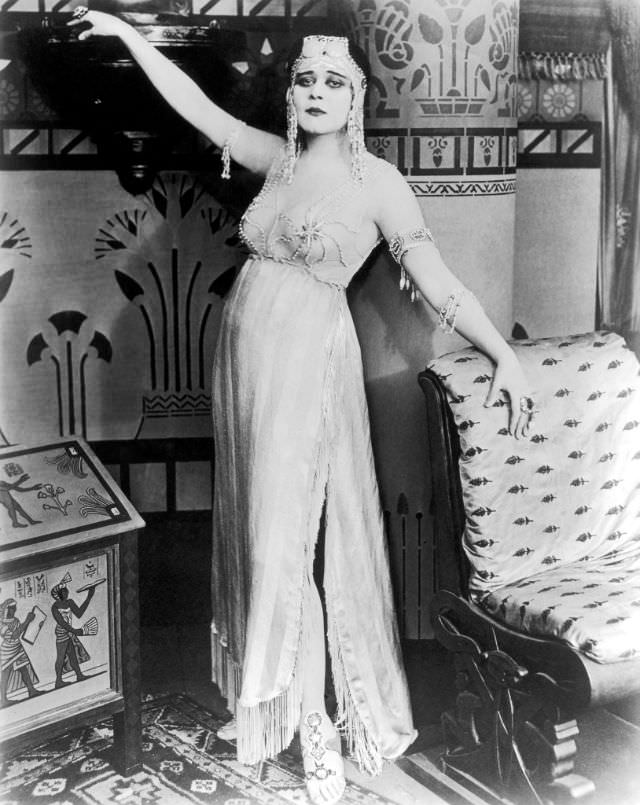 From Screen Siren to Queen of the Nile: Exploring Theda Bara's Role in the 1917 Cleopatra Through Vintage Photos