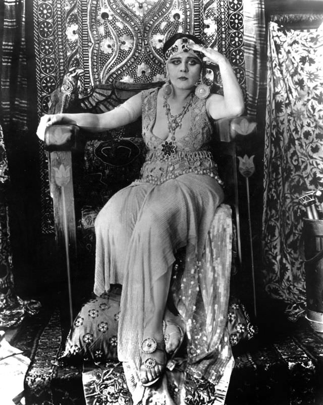 From Screen Siren to Queen of the Nile: Exploring Theda Bara's Role in the 1917 Cleopatra Through Vintage Photos