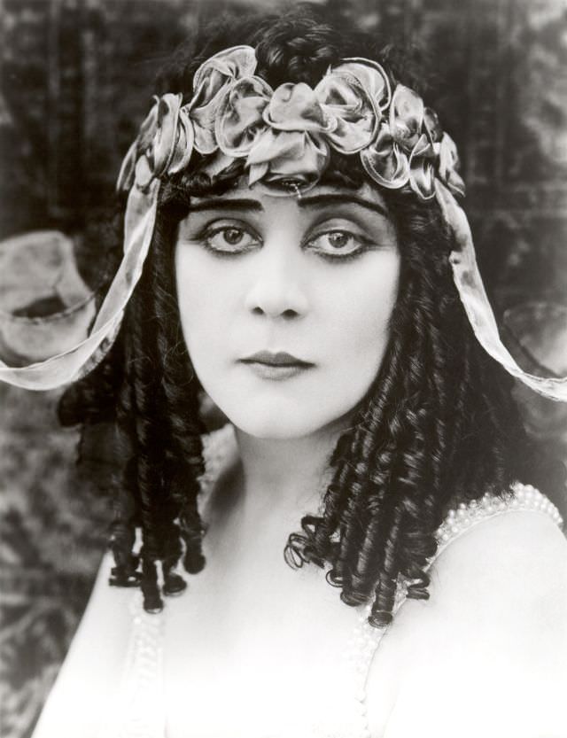 From Screen Siren to Queen of the Nile: Exploring Theda Bara's Role in the 1917 Cleopatra Through Vintage Photos