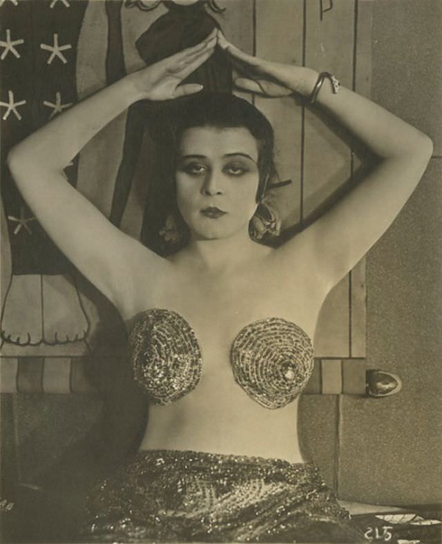 From Screen Siren to Queen of the Nile: Exploring Theda Bara's Role in the 1917 Cleopatra Through Vintage Photos