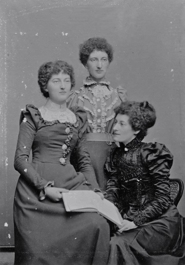 30 Vintage Portraits of Victorian Sisters Capturing the Essence of the Era