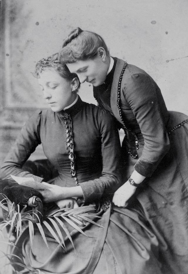 30 Vintage Portraits of Victorian Sisters Capturing the Essence of the Era