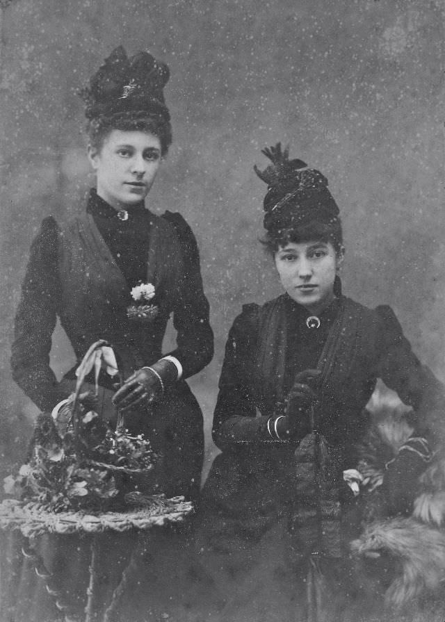 30 Vintage Portraits of Victorian Sisters Capturing the Essence of the Era