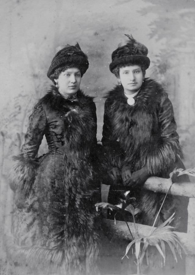 30 Vintage Portraits of Victorian Sisters Capturing the Essence of the Era