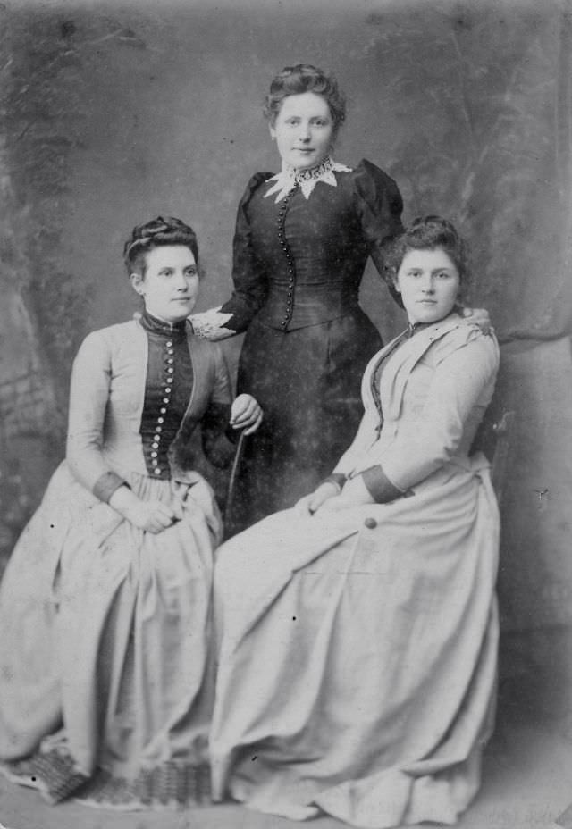 30 Vintage Portraits of Victorian Sisters Capturing the Essence of the Era