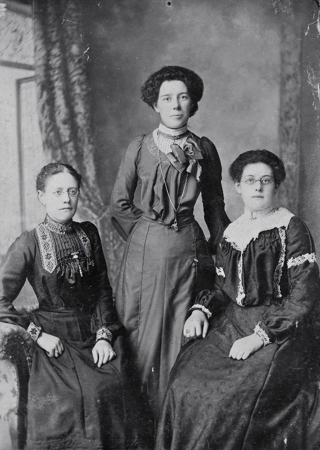 30 Vintage Portraits of Victorian Sisters Capturing the Essence of the Era