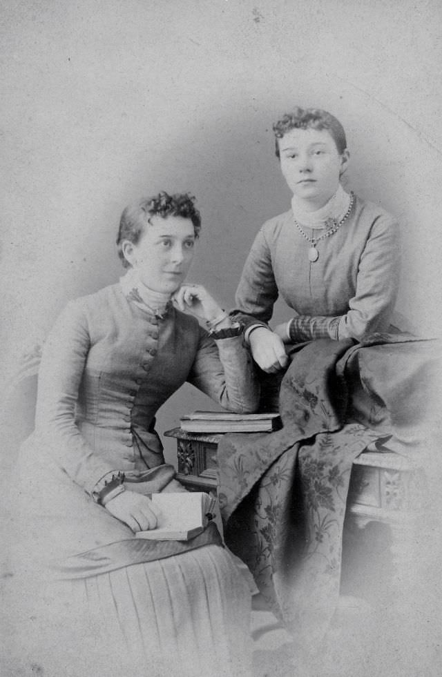 30 Vintage Portraits of Victorian Sisters Capturing the Essence of the Era