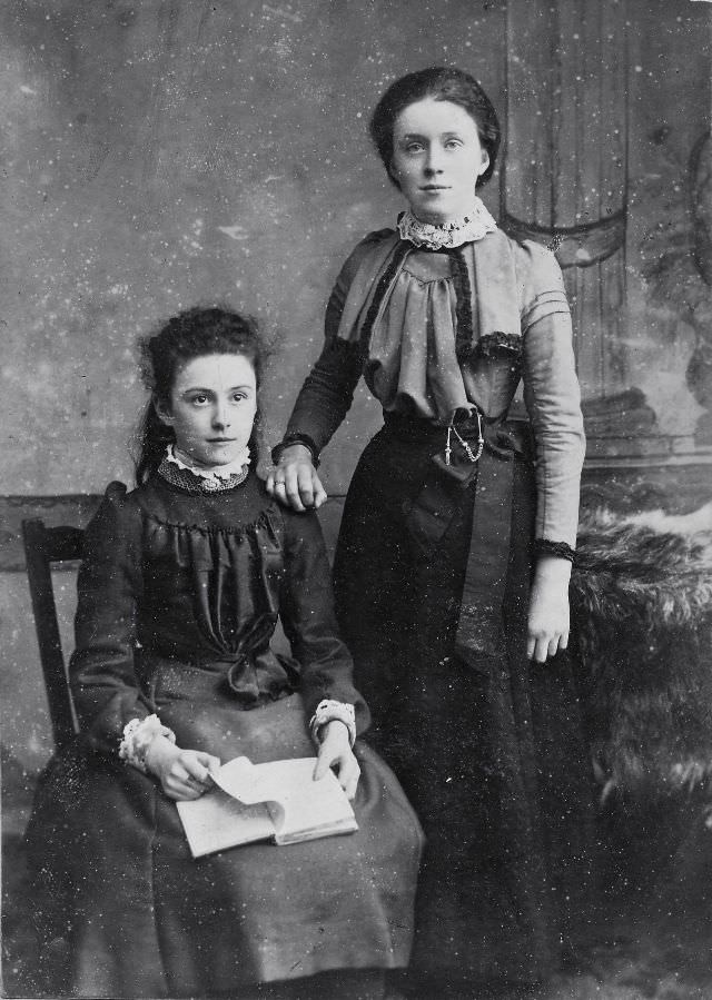 30 Vintage Portraits of Victorian Sisters Capturing the Essence of the Era