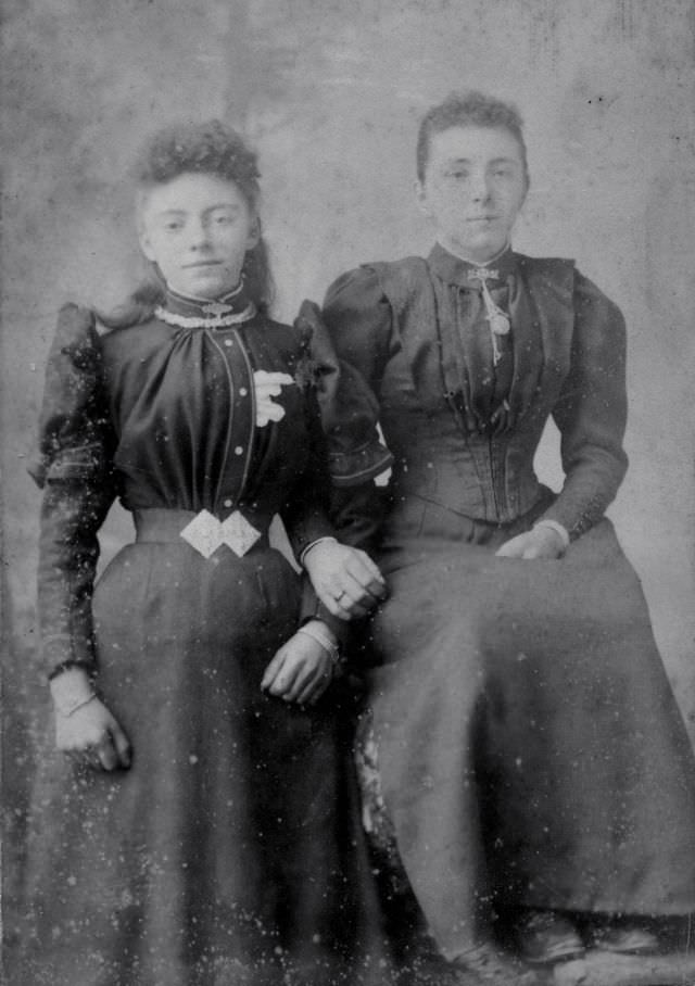 30 Vintage Portraits of Victorian Sisters Capturing the Essence of the Era