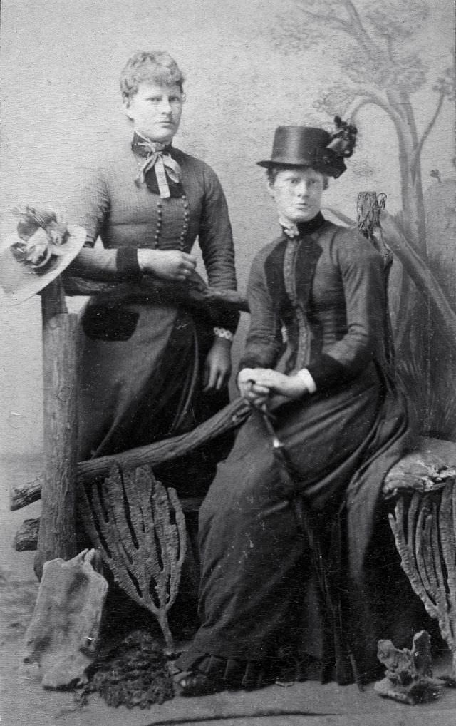 30 Vintage Portraits of Victorian Sisters Capturing the Essence of the Era