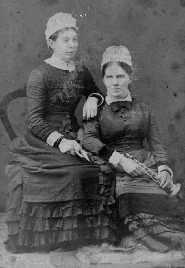 30 Vintage Portraits of Victorian Sisters Capturing the Essence of the Era