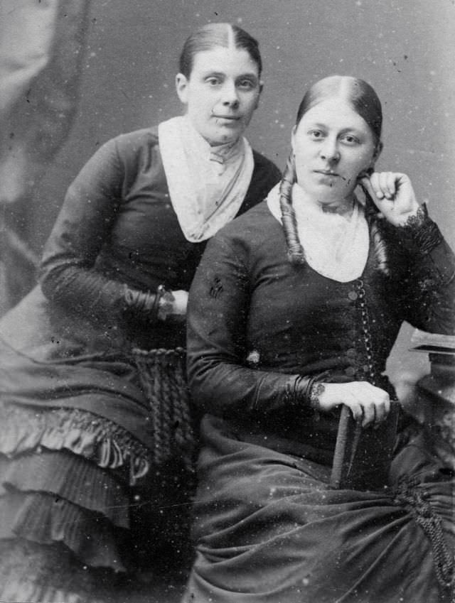 30 Vintage Portraits of Victorian Sisters Capturing the Essence of the Era