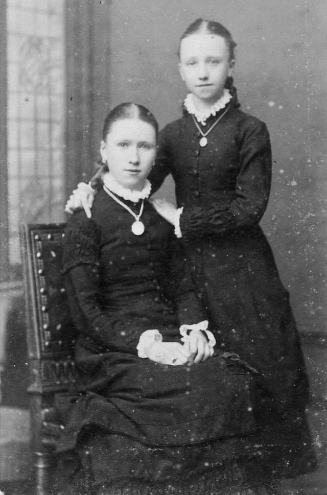 30 Vintage Portraits of Victorian Sisters Capturing the Essence of the Era