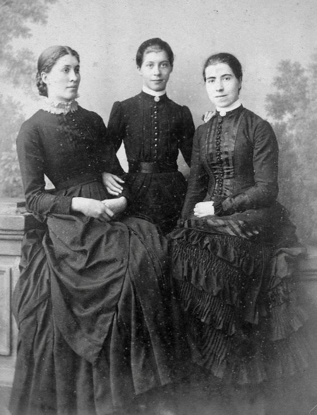 30 Vintage Portraits of Victorian Sisters Capturing the Essence of the Era