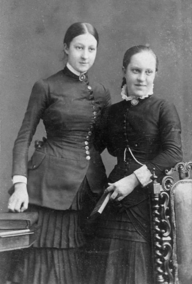 30 Vintage Portraits of Victorian Sisters Capturing the Essence of the Era