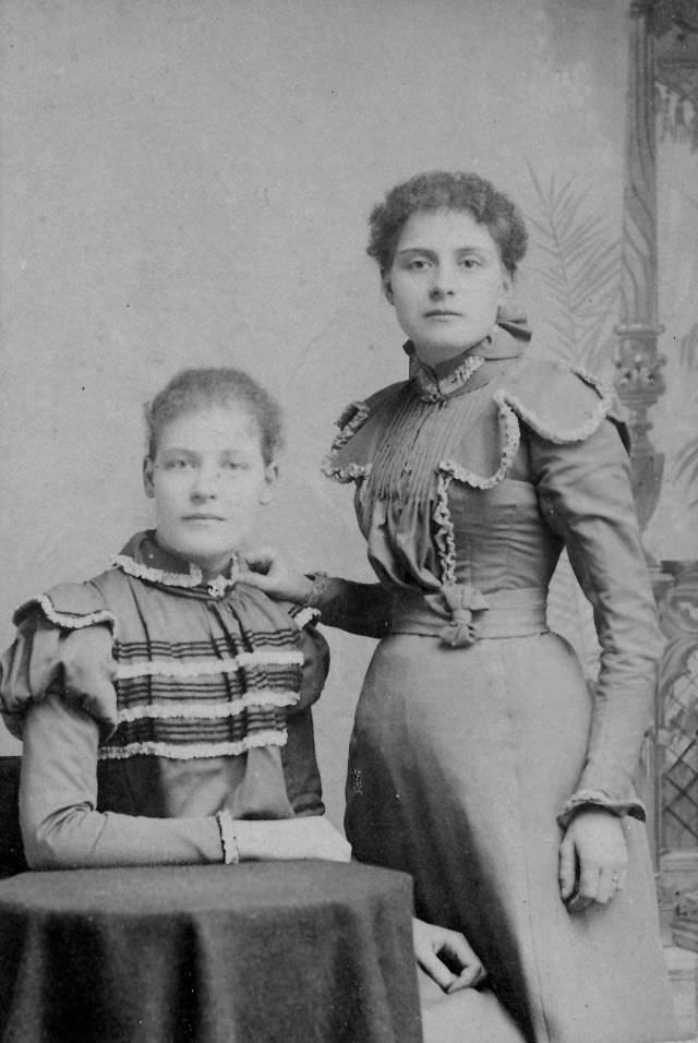 30 Vintage Portraits of Victorian Sisters Capturing the Essence of the Era