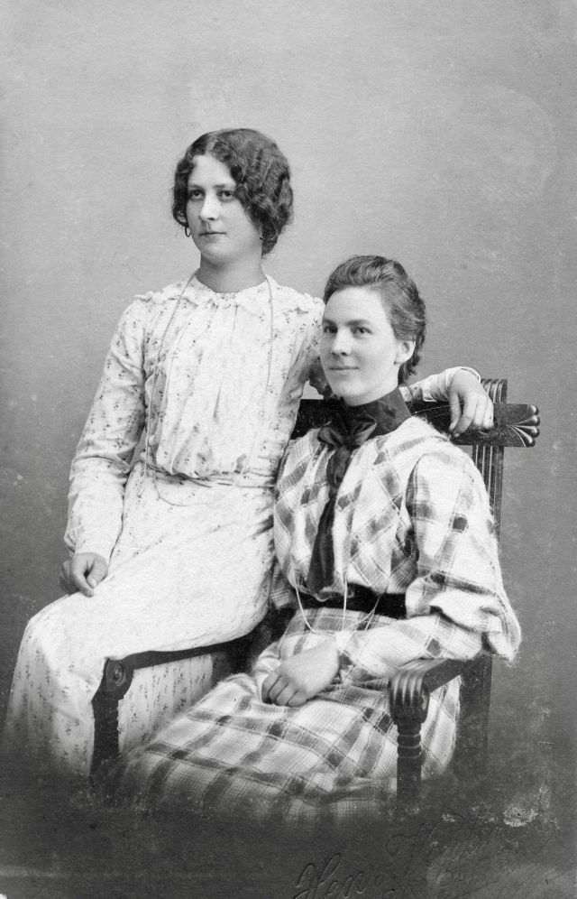 30 Vintage Portraits of Victorian Sisters Capturing the Essence of the Era