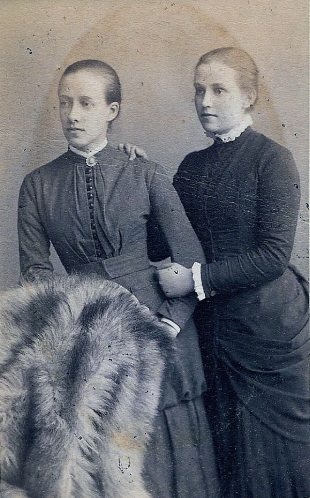 30 Vintage Portraits of Victorian Sisters Capturing the Essence of the Era