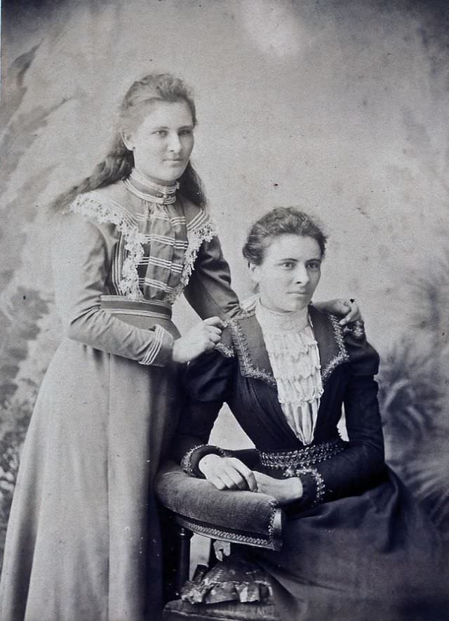 30 Vintage Portraits of Victorian Sisters Capturing the Essence of the Era