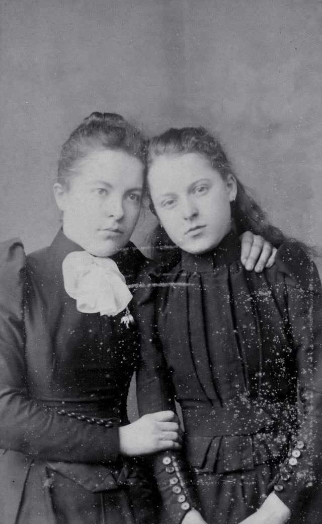 30 Vintage Portraits of Victorian Sisters Capturing the Essence of the Era