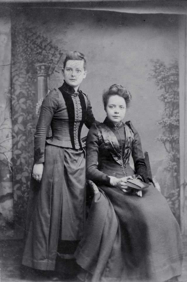 30 Vintage Portraits of Victorian Sisters Capturing the Essence of the Era