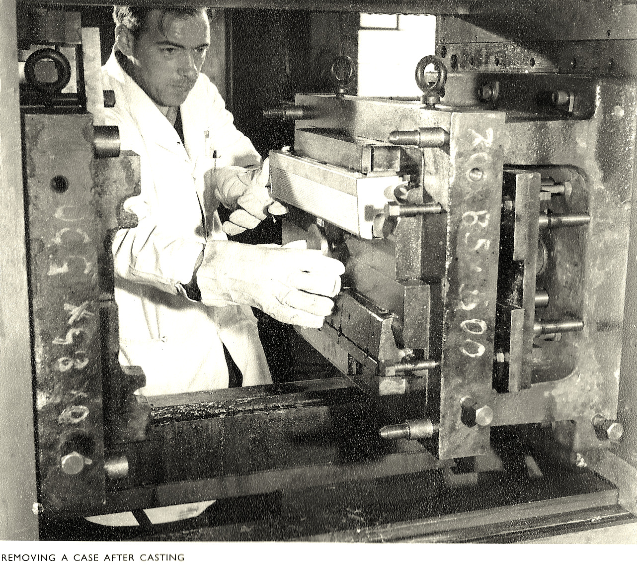 Vintage Photos Show Inside the British Olivetti Factory in Glasgow 1957