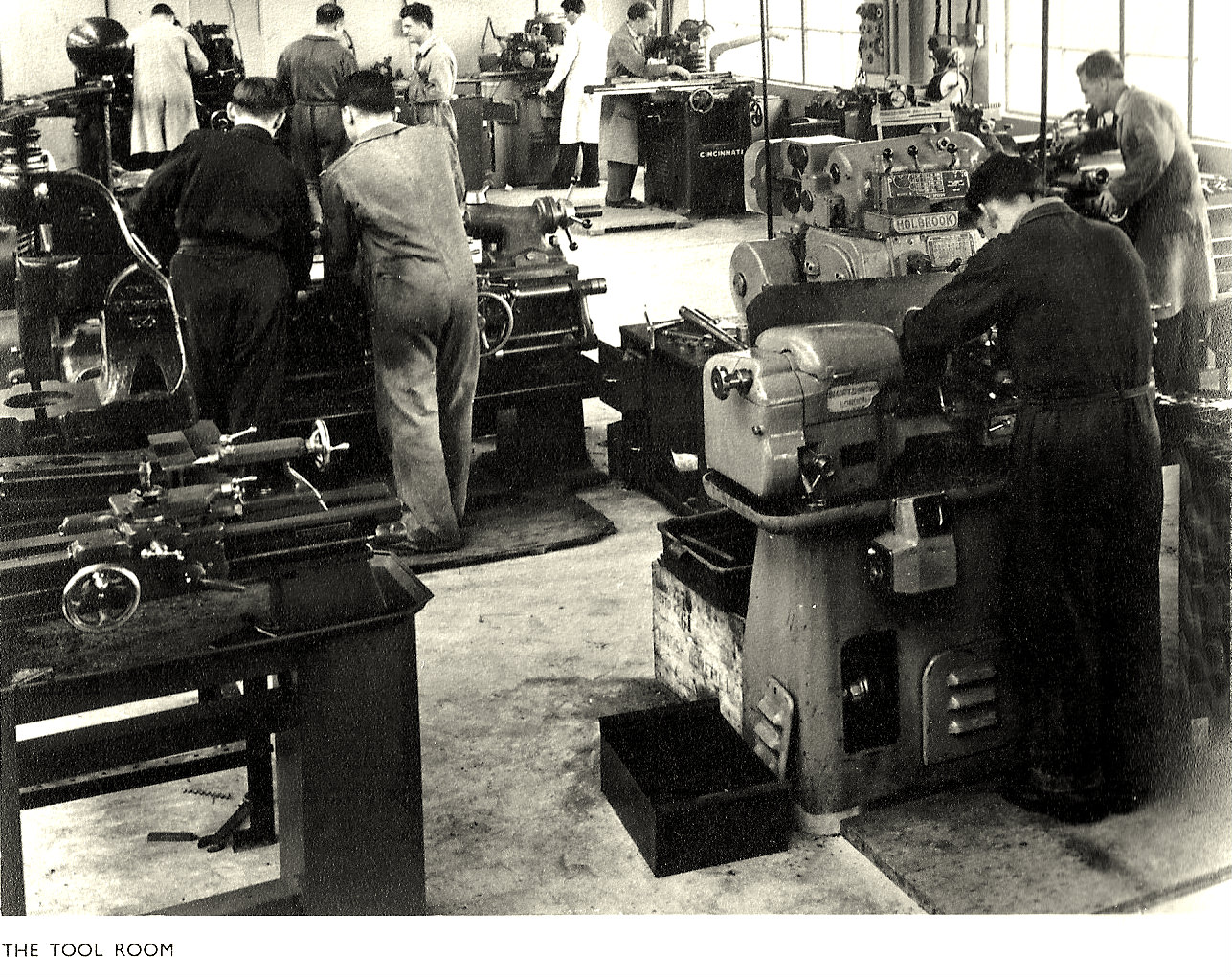 Vintage Photos Show Inside the British Olivetti Factory in Glasgow 1957