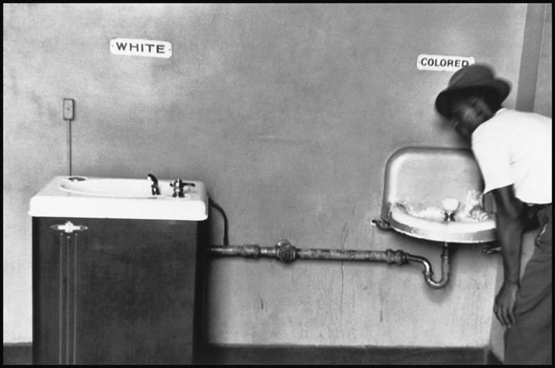 The Spectacular Photography of Elliot Erwitt that Finds Humor in the Unexpected
