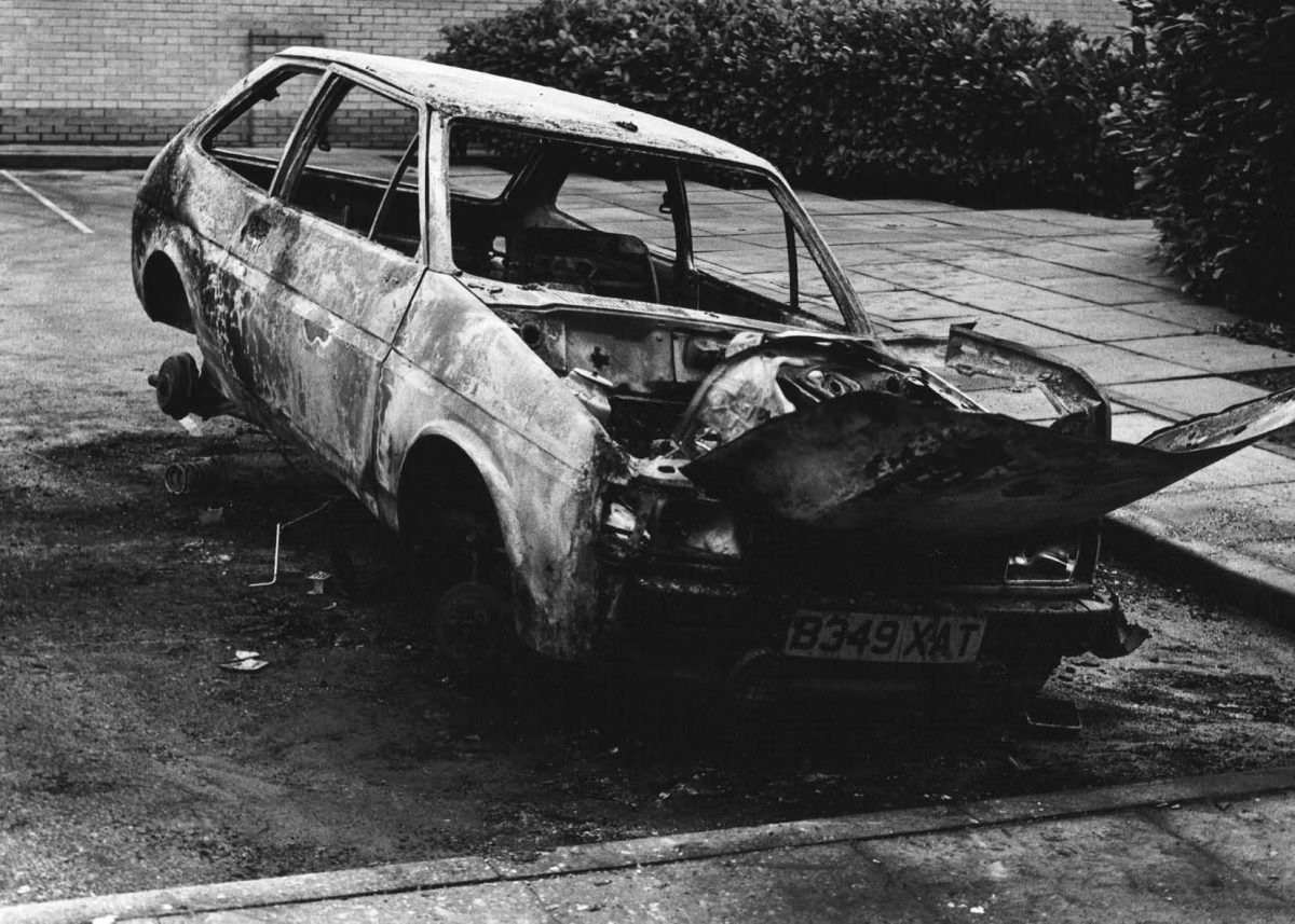 The Gritty Life of Hulme from the 1980s and 1990s through Vintage Photos