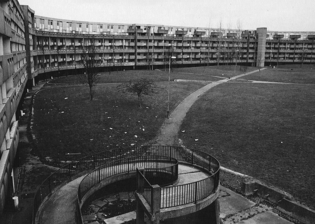 The Gritty Life of Hulme from the 1980s and 1990s through Vintage Photos