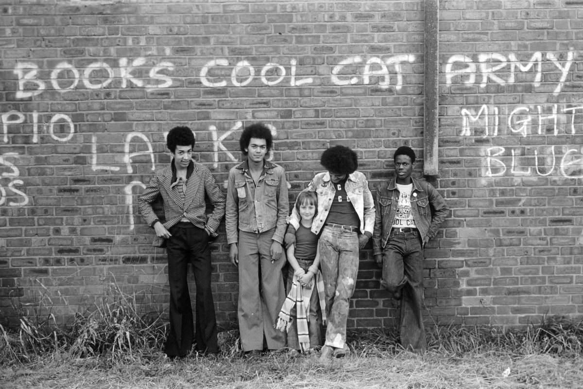 Stunning Vintage Photos of Manchester Football Fans, 1976-77