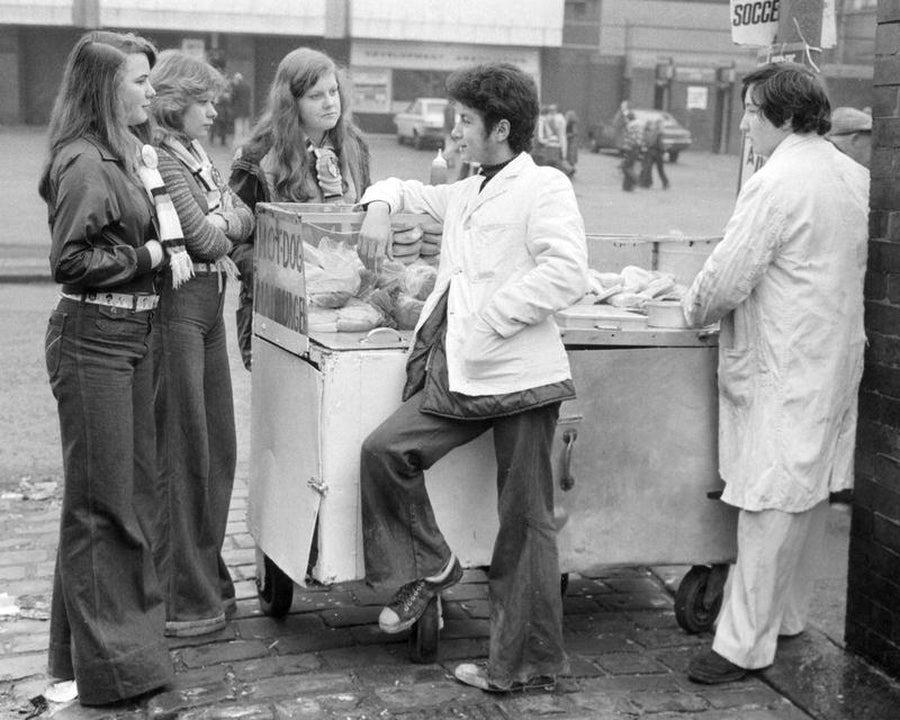 Stunning Vintage Photos of Manchester Football Fans, 1976-77
