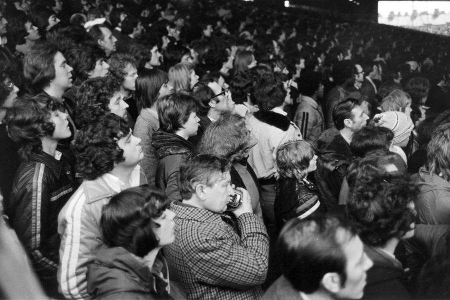 Stunning Vintage Photos of Manchester Football Fans, 1976-77