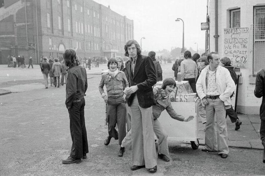 Stunning Vintage Photos of Manchester Football Fans, 1976-77