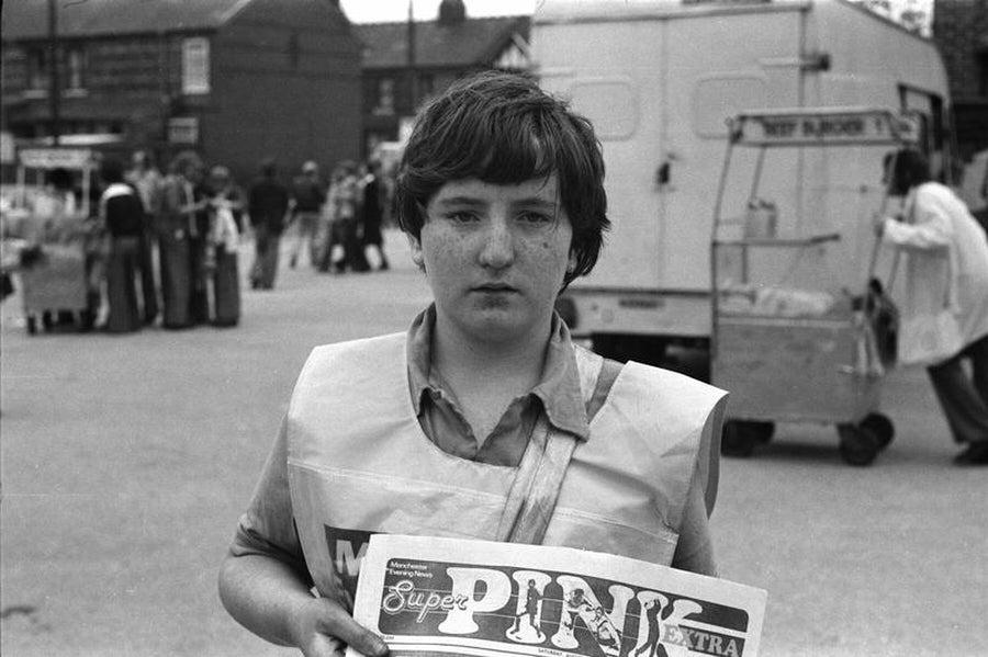 Stunning Vintage Photos of Manchester Football Fans, 1976-77