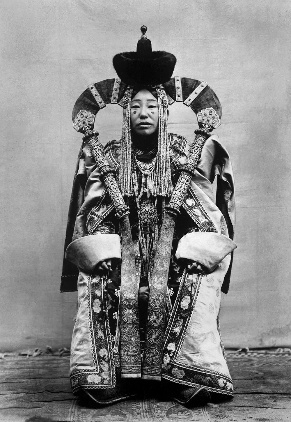 Spectacular Historic Portraits of Mongolian Nobels from the Early 1900s