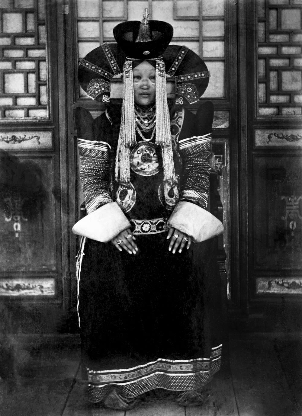 Spectacular Historic Portraits of Mongolian Nobels from the Early 1900s