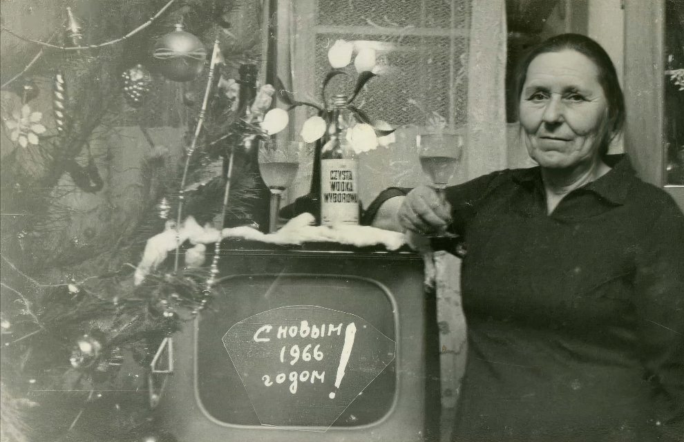 Tuning into the Past: Found Photos of Soviet Families and Their TVs