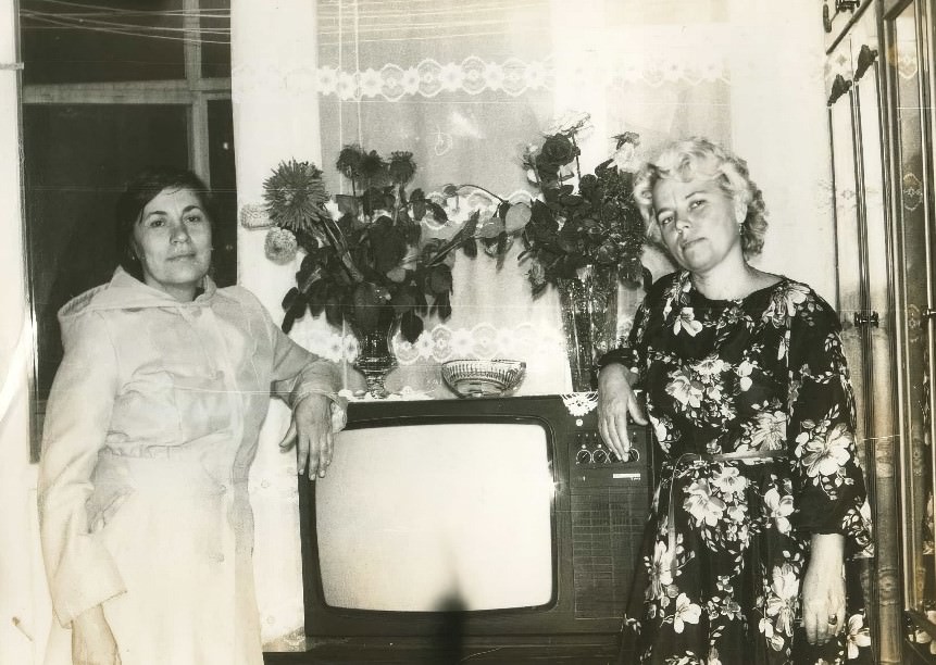 Tuning into the Past: Found Photos of Soviet Families and Their TVs