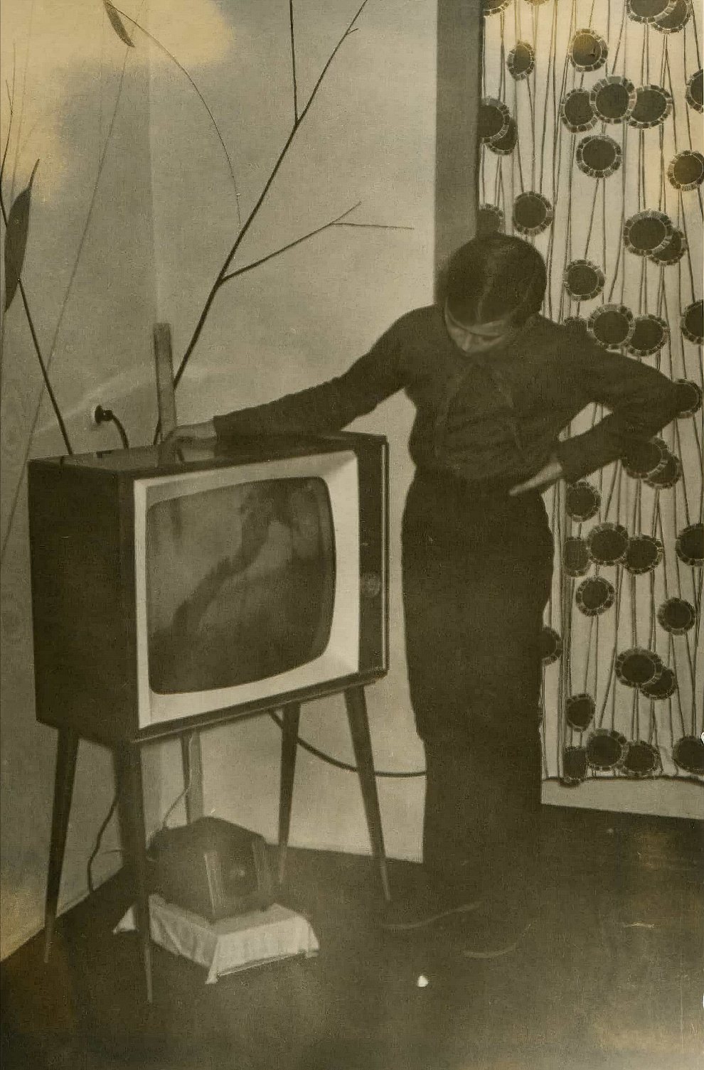 Tuning into the Past: Found Photos of Soviet Families and Their TVs