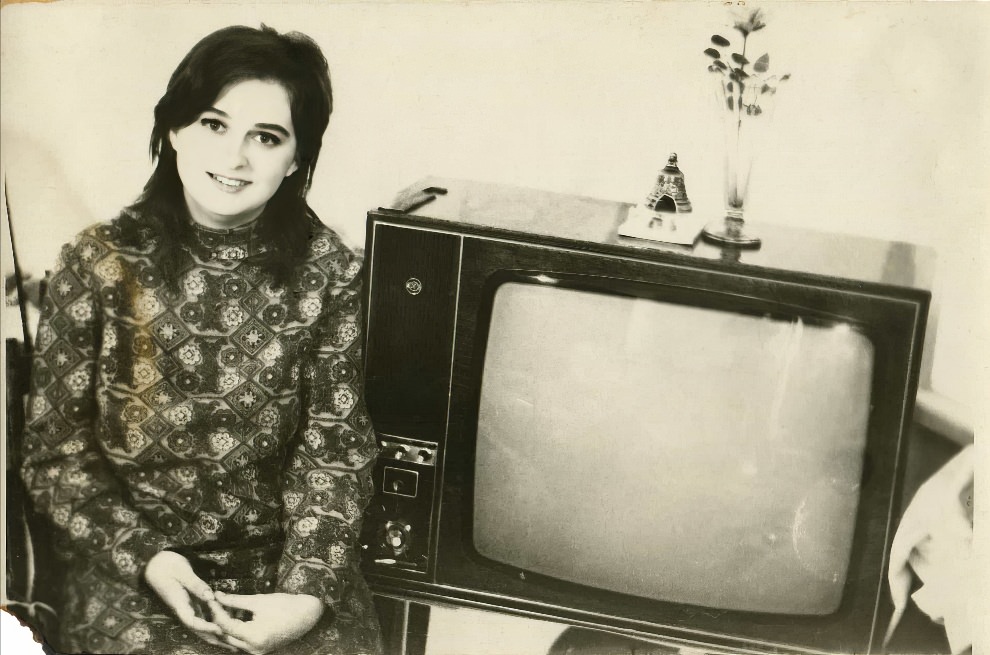 Tuning into the Past: Found Photos of Soviet Families and Their TVs